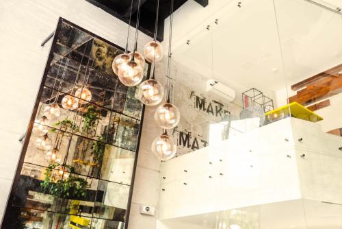 una stanza con luci appese al soffitto di Epic Boutique Hotel a Medellín