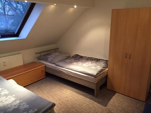 Säng eller sängar i ett rum på Rana's Zimmervermittlung 2