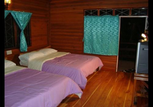 Rayong Phurua Resort tesisinde bir odada yatak veya yataklar