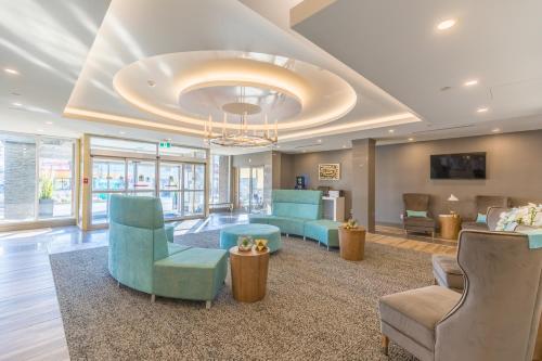 vestíbulo con sillas azules y sala de espera en Vittoria Hotel & Suites, en Niagara Falls