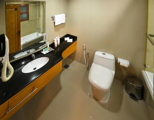 Bathroom sa Marco Polo Hotel