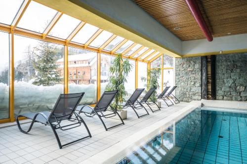 בריכת השחייה שנמצאת ב-Panorama Hotel Turracher Höhe או באזור