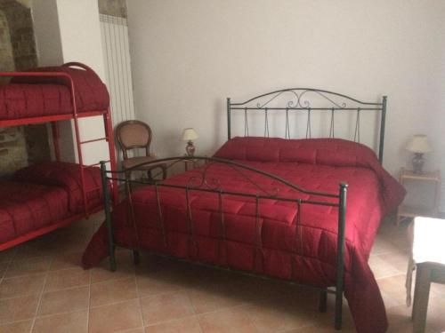 San SosteneにあるIl pino marittimoのベッドルーム1室(赤い掛け布団付きのベッド1台付)