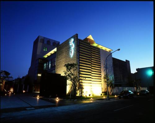 屏東市的住宿－震點樂汽車商務旅館，一座晚上有标志的建筑