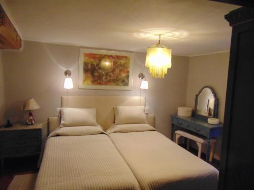 Una cama o camas en una habitación de Peyre