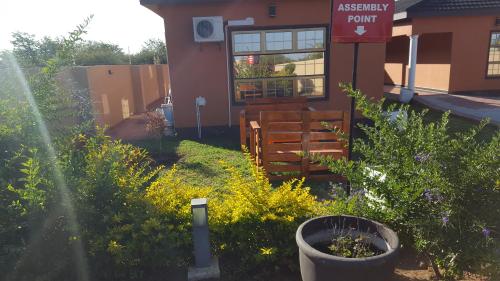 Κήπος έξω από το Mathlyn Guest House
