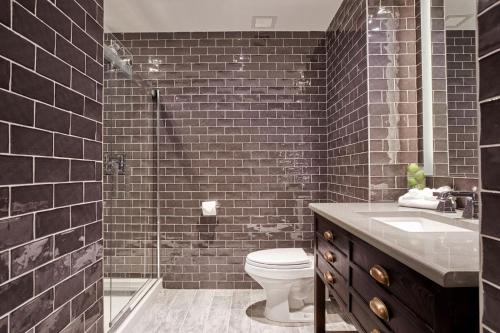Bilik mandi di Ravel Hotel Trademark Collection by Wyndham