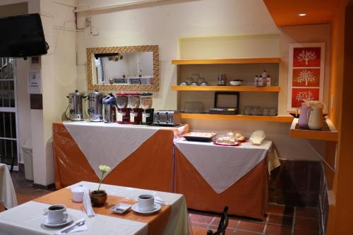 een restaurant met 2 tafels en een balie in een kamer bij Hotel Pachá in Salta
