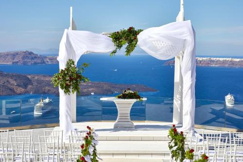 a wedding arch with a view of the ocean at Suites of the Gods Cave Spa Hotel in Megalochori