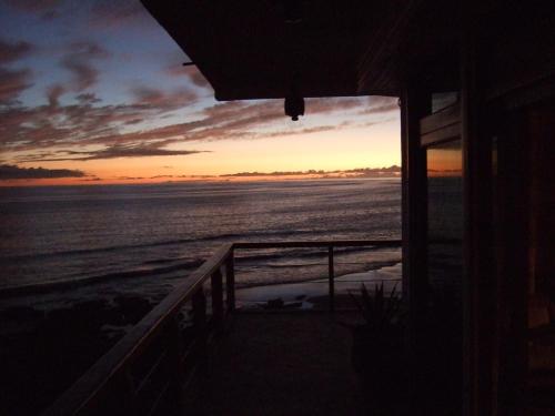 Blick auf das Meer vom Balkon bei Sonnenuntergang in der Unterkunft Taghazout Beach in Taghazout