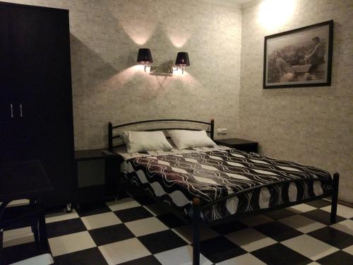 クラマトルスクにあるKoronaのベッドルーム1室(ベッド1台、壁に照明2つ付)
