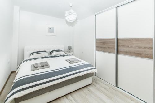 Un pat sau paturi într-o cameră la Apartman Centar