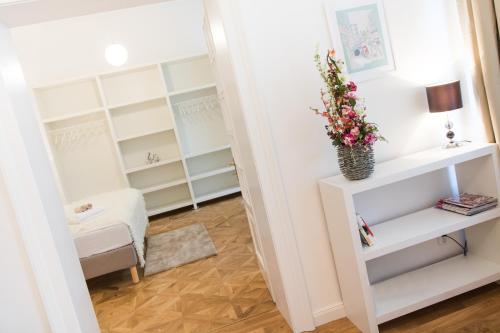 プラハにあるCosy apartment Juliaの白い棚と鏡が備わる部屋