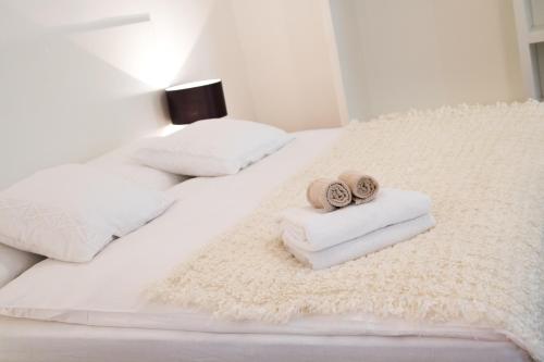 プラハにあるCosy apartment Juliaの白いベッド(タオル2枚、枕2つ付)