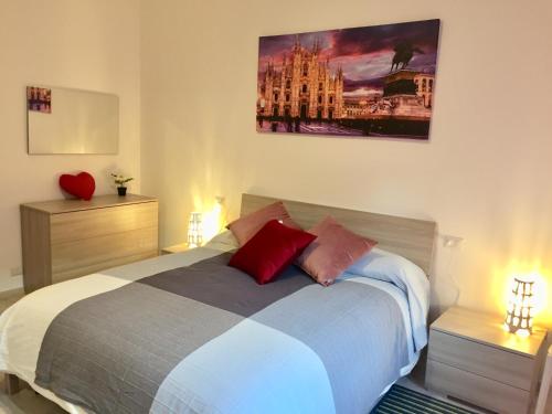 ミラノにあるThe Pearl - Top of the spots in Milanのベッドルーム1室(赤い枕と絵画付)