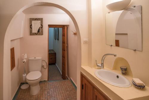 un baño con inodoro y lavabo en Dar Essoaoude - Fes Nejjarine, en Fez