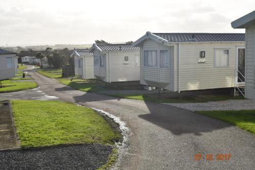 a row of mobile homes parked in a driveway at The Pearl in Bude