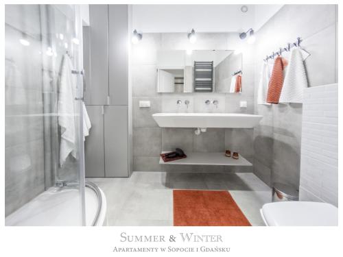 ein Badezimmer mit Waschbecken und Dusche in der Unterkunft Family Luxury Comfort Old Town Apartament, 1-8, 2 sypialnie i salon, parking w cenie, SUMMERWINTER Brand in Danzig