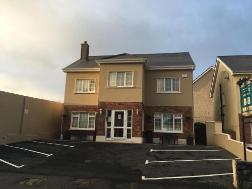 een lege parkeerplaats voor een huis bij Abbey Lodge B&B in Galway