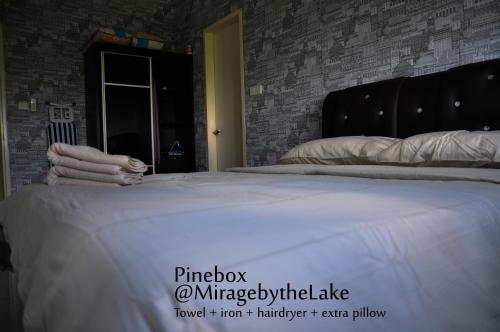 Säng eller sängar i ett rum på PineBox Cyberjaya