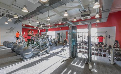 uma academia com pessoas andando de bicicleta em Maldron Hotel Portlaoise em Portlaoise