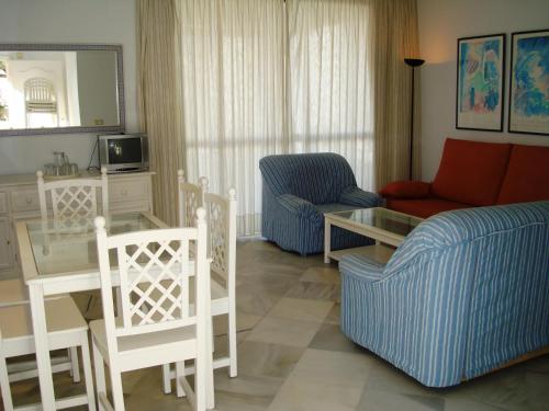 un soggiorno con un divano e un tavolo di Islantur Las Américas a Islantilla