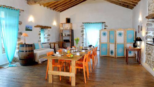 une salle à manger avec une longue table et des chaises dans l'établissement Chambres d'hôtes Idiartekoborda, à Saint-Étienne-de-Baïgorry