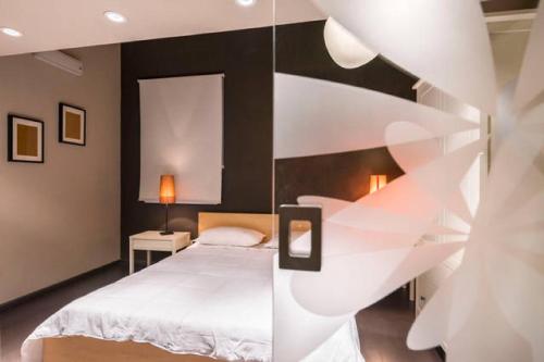 ボローニャにあるDowntown Luxury Apartmentの白いベッドと黒い壁のベッドルーム1室