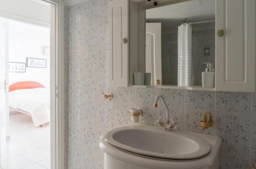 ルートラキにあるCasino Royal in Loutrakiのバスルーム(トイレ、洗面台、鏡付)