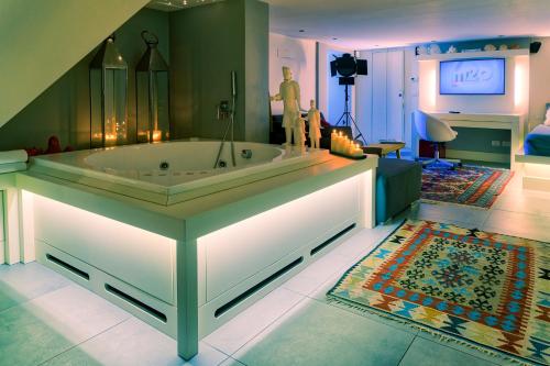 La grande salle de bains est pourvue d'une baignoire et d'une télévision. dans l'établissement Luxury eden, à Catane