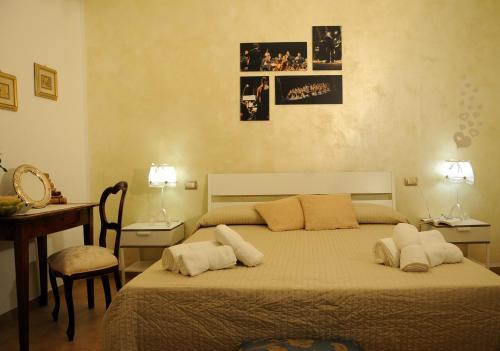 スポレートにあるLe Rose apartment Spoletoのベッドルーム1室(ベッド1台、テーブル2台、デスク付)