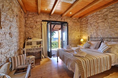 Postel nebo postele na pokoji v ubytování Traditional Villa Fioretta