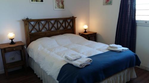 1 dormitorio con 1 cama con toallas en Estancia de Campo en Estancia Vieja