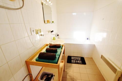 uma casa de banho com um lavatório, um WC e uma placa em Apartmán Hybešova em Brno