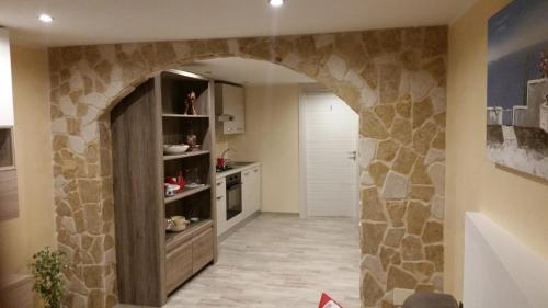 an archway in a kitchen with a stone wall at La nassa fitta camere in Brindisi