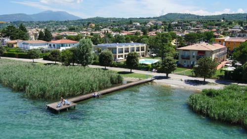 un grupo de personas en un barco en un río en Hotel Campagnola, en Bardolino