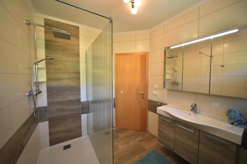 A bathroom at Ferienwohnungen Oranhof
