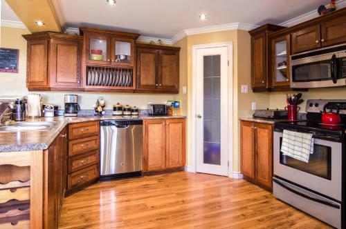 A kitchen or kitchenette at Whitsha Inn B&B