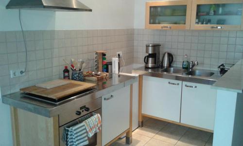 3 Raum Ferienwohnung in Leipzig 2 km vom Stadtzentrum entferntにあるキッチンまたは簡易キッチン