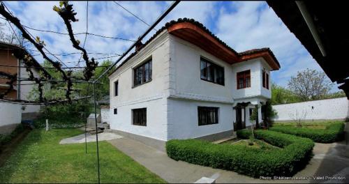 Gjakove的住宿－Bujtina Zhaveli，白色房子,有红色屋顶