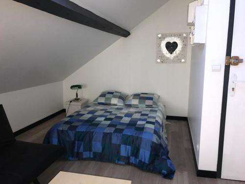 ディジョンにあるLuxury Suite Lilas 4のベッドルーム1室(青いプライドの毛布付きのベッド1台付)
