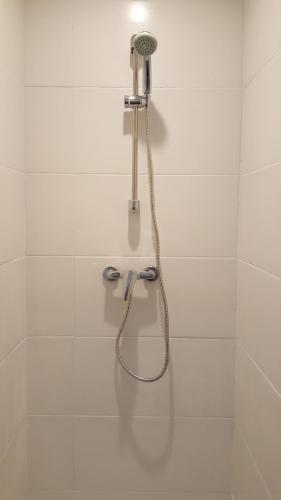 ディジョンにあるLuxury Suite lilas 3の白いタイル張りのバスルーム(シャワー付)