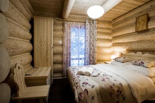 Un pat sau paturi într-o cameră la Sykowno chata