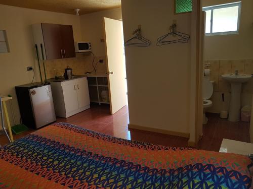 a room with a kitchen and a bathroom with a rug at Resivic II in Antofagasta