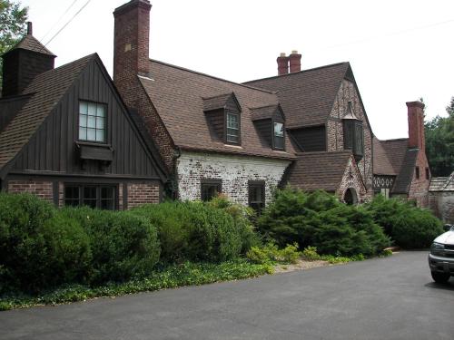 Appomattox的住宿－Longacre of Appomattox，一座黑屋顶的房子和前面的停车场