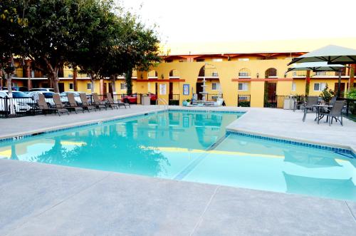 a swimming pool in front of a hotel at Hotel Villa del Sol in Ciudad Juárez