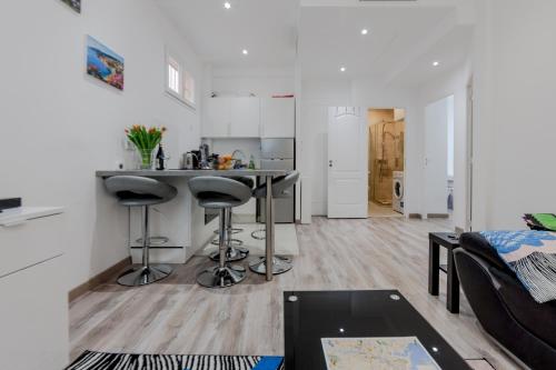 - une cuisine et un salon avec un comptoir et des tabourets dans l'établissement Apartment Nice Center Barralis, à Nice