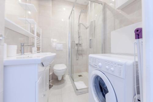 une salle de bain blanche avec une machine à laver et un lavabo dans l'établissement Apartment Nice Center Barralis, à Nice