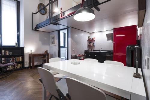 comedor con mesa blanca y sillas blancas en PrimoPiano - Guerrazzi, en Milán