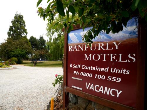 a sign for a parking lot at a motel at Ranfurly Motels in Ranfurly